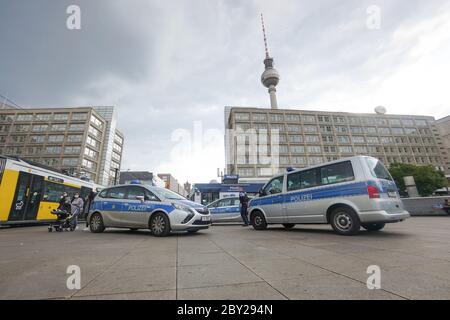 Berlino, Germania. 8 giugno 2020. I veicoli della polizia sono parcheggiati di fronte alla stazione di polizia di Alexanderplatz. Credit: Jörg Carstensen/dpa/Alamy Live News Foto Stock