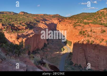 Strada in fondo ad un canyon. Foto Stock