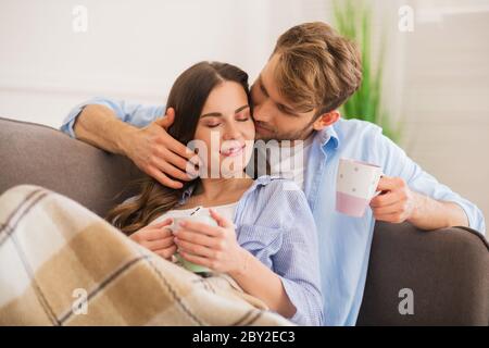 Giovane coppia felice con caffè mattutino e sensazione di pace Foto Stock