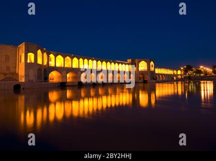 Khajoo ponte sul fiume Zayandeh, Isfahan, Iran Foto Stock