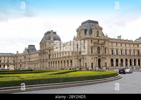Parigi, Francia - 18 maggio 2019: Vista panoramica del Museo del Louvre (Musee du Louvre) con la Piramide del Louvre e il palazzo in un giorno di nuvolosità Foto Stock