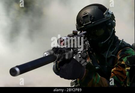 Cecchino militare durante l'operazione speciale militare in primo piano Foto Stock