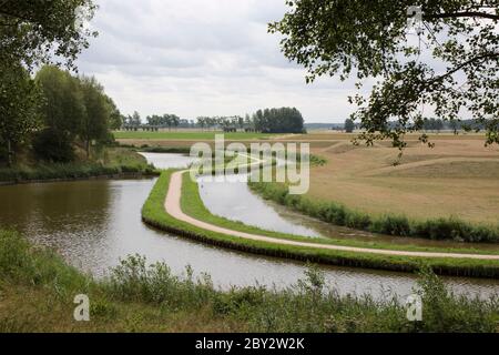 Typisch Holländische Landschaft mit Radweg und Kanal, Sluis, Zeeland, Niederlande Foto Stock