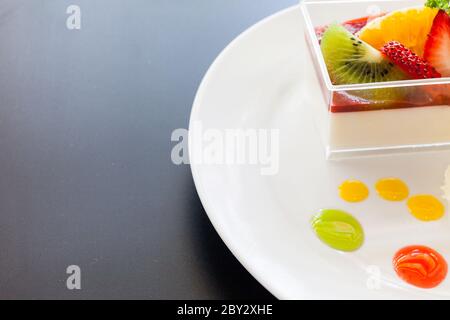 crema di fragole e una tazza di tè e caffè su sfondo di legno, fuoco selettivo Foto Stock