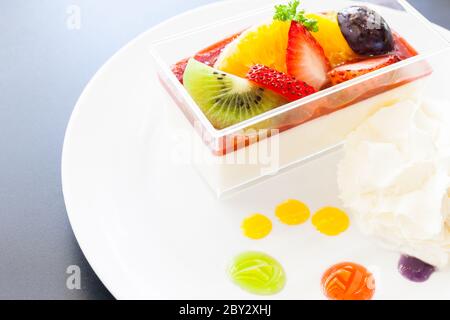 crema di fragole e una tazza di tè e caffè su sfondo di legno, fuoco selettivo Foto Stock