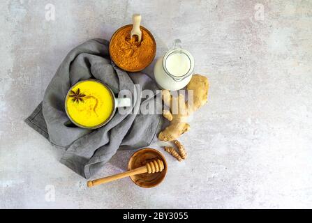 Vista dall'alto del latte curcuma dorato con ingredienti Foto Stock