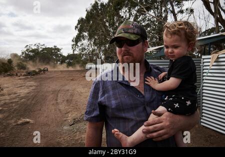 Proprietario, Sam Mitchell e suo figlio Connor al Kangaroo Island Wildlife Park a Kangaroo Island, Australia Meridionale. Foto Stock