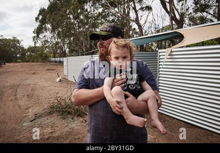 Proprietario, Sam Mitchell e suo figlio Connor al Kangaroo Island Wildlife Park a Kangaroo Island, Australia Meridionale. Foto Stock