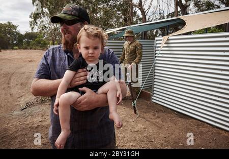 Proprietario, Sam Mitchell e suo figlio Connor al Kangaroo Island Wildlife Park a Kangaroo Island, Australia Meridionale. Foto Stock