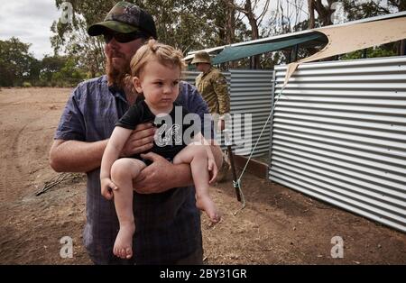 Proprietario, Sam Mitchell e suo figlio Connor al Kangaroo Island Wildlife Park a Kangaroo Island, Australia Meridionale. Foto Stock