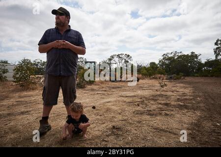 Proprietario, Sam Mitchell e suo figlio Connor al Kangaroo Island Wildlife Park a Kangaroo Island, Australia Meridionale. Foto Stock