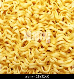 Spaghetti gialli istantanei Foto Stock