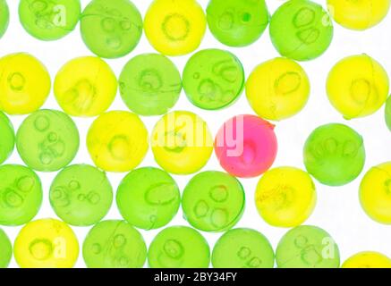 Molti di colore verde e giallo di sfere e una rosa Foto Stock