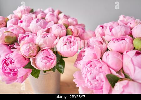 Due vasi con peonie per la consegna dei fiori. Angelo rosa guancia peonie in un vaso di metallo. Bel fiore di pony per catalogo o negozio online. Floreale Foto Stock