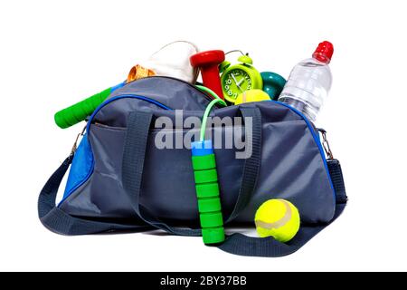 Borsa sportiva bicolore blu e grigia con attrezzatura fitness isolata su sfondo bianco. Miglior conept sano stile di vita. Foto Stock