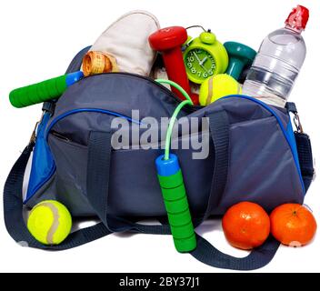 Borsa sportiva bicolore blu e grigia con attrezzatura fitness isolata su sfondo bianco. Miglior conept sano stile di vita. Foto Stock
