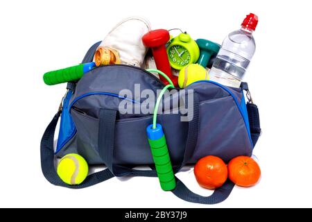 Borsa sportiva bicolore blu e grigia con attrezzatura fitness isolata su sfondo bianco. Miglior conept sano stile di vita. Foto Stock