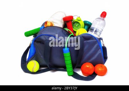 Borsa sportiva bicolore blu e grigia con attrezzatura fitness isolata su sfondo bianco. Miglior conept sano stile di vita. Foto Stock