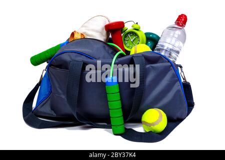 Borsa sportiva bicolore blu e grigia con attrezzatura fitness isolata su sfondo bianco. Miglior conept sano stile di vita. Foto Stock