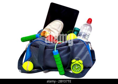 Borsa sportiva bicolore blu e grigia con attrezzatura fitness isolata su sfondo bianco. Miglior conept sano stile di vita. Foto Stock