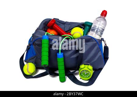 Borsa sportiva bicolore blu e grigia con attrezzatura fitness isolata su sfondo bianco. Miglior conept sano stile di vita. Foto Stock