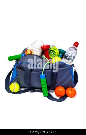 Borsa sportiva bicolore blu e grigia con attrezzatura fitness isolata su sfondo bianco. Miglior conept sano stile di vita. Foto Stock