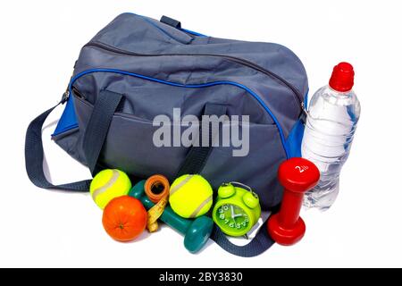 Borsa sportiva bicolore blu e grigia con attrezzatura fitness isolata su sfondo bianco. Miglior conept sano stile di vita. Foto Stock