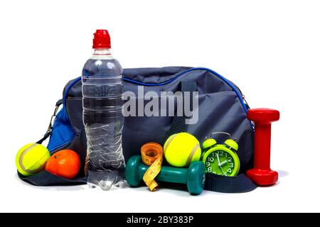 Borsa sportiva bicolore blu e grigia con attrezzatura fitness isolata su sfondo bianco. Miglior conept sano stile di vita. Foto Stock