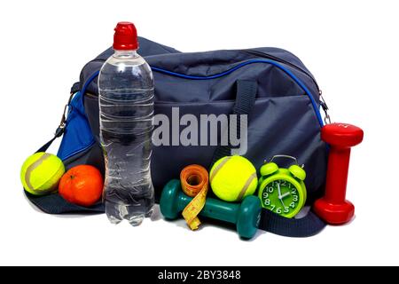 Borsa sportiva bicolore blu e grigia con attrezzatura fitness isolata su sfondo bianco. Miglior conept sano stile di vita. Foto Stock