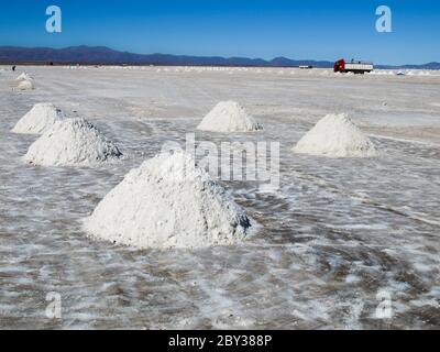 Pile di sale sul Salar de Uyuni dove viene prodotto il sale, Bolivia Foto Stock