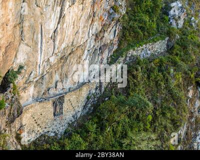 Vecchio ponte Inca vicino alla città perduta di Machu Picchu (Perù) Foto Stock