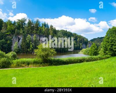 Bellissimo lago e torri di arenaria nel paradiso Boemo, o Cesky Raj, nella soleggiata giornata estiva, Repubblica Ceca Foto Stock