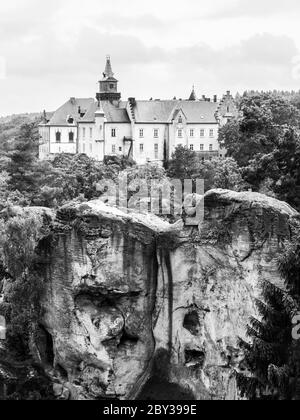 Castello medievale Hruba Skala situato su una ripida scogliera di arenaria nel paradiso Boemo, o Cesky Raj, Repubblica Ceca. Immagine in bianco e nero. Foto Stock