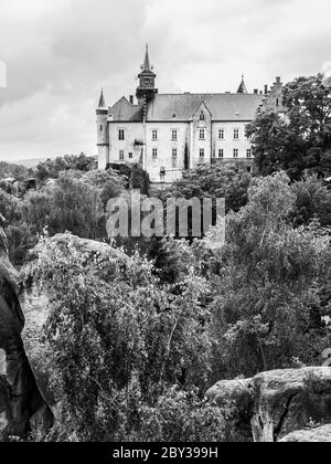 Castello medievale Hruba Skala situato su una ripida scogliera di arenaria nel paradiso Boemo, o Cesky Raj, Repubblica Ceca . Immagine in bianco e nero. Foto Stock