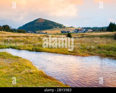 Montagna conica Bukovec sopra il villaggio di Jizerka e torrente Jizerka, Monti Jizera, Repubblica Ceca Foto Stock