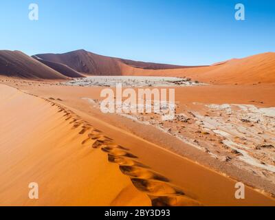 Dune rosse e terreno asciutto della Valle della morte, o Deadvlei, Sossusvlei, Namib Naukluft National Park, Namibia Foto Stock