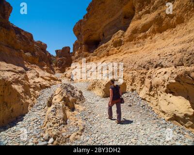 Donna escursioni nel canyon di Sesriem vicino Sossusvlei modellato dal fiume Tsaucab, deserto del Namib, Namibia Foto Stock