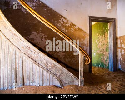 Vecchia scalinata nella città fantasma di Kolmanskop (Namibia) Foto Stock