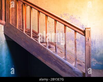 Vecchia scala in casa in rovina e abbandonata. Kolmanskop, Namibia. Foto Stock