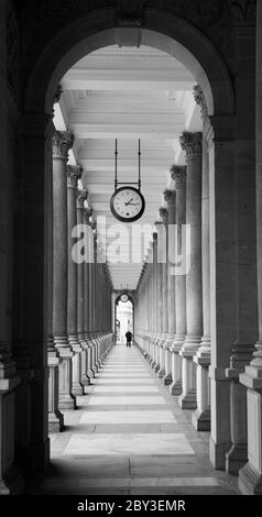 Colonnato mulino a Karlovy Vary in bianco e nero (Repubblica Ceca) Foto Stock