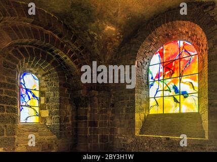 Chiesa di Saint Julien a Brioude, vetrate realizzate da Padre Kim in Joong , Auvergne-Rhone-Alpes, Francia Foto Stock