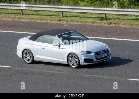 2019 bianco Audi A5 S Line 40 TDI S-A; veicoli veicolari per il traffico, automobili che guidano veicoli su strade del Regno Unito, motori, motori sull'autostrada M61 convertibile, convertibili, tetto morbido, tetto aperto, causter, cabriolet, drop-top Foto Stock