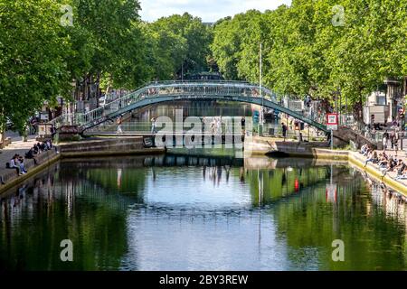 Parigi, Francia - 25 maggio 2020: Vista sulla strada del canale di Saint Martin, situato nella città leggera francese, capitale della Francia, Parigi Foto Stock