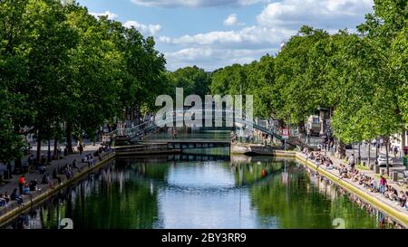 Parigi, Francia - 25 maggio 2020: Vista sulla strada del canale di Saint Martin, situato nella città leggera francese, capitale della Francia, Parigi Foto Stock