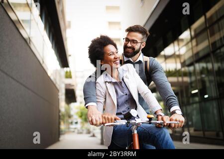 Buona coppia giovane con bicicletta. Amore, rapporto, persone, concetto di libertà. Foto Stock