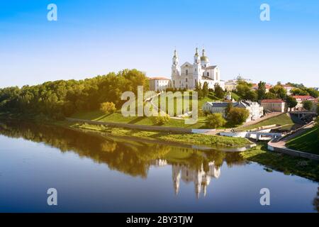 Vitebsk, Bielorussia - 25 agosto 2019: Cattedrale dell'Assunzione sulla collina e convento dello Spirito Santo e fiume Dvina occidentale in estate. Vitebsk Foto Stock