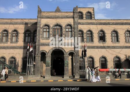 Il Museo militare dello Yemen si trova a Sana'a. Persone in abiti tradizionali davanti al museo. Foto Stock