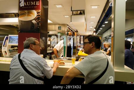 Palma, Spagna. 8 giugno 2020. I clienti in un bar del mercato Mercat de l'Olvivar. Dal 08.06.2020, nella 'fase 3' del relax delle misure corona, i negozi potranno ammettere più pubblico, sarà possibile consumare nei ristoranti e presso i banconi bar, tra gli altri. Credit: Clara Margais/dpa/Alamy Live News Foto Stock