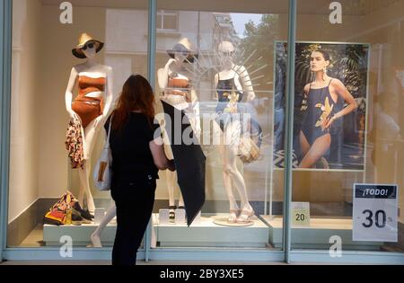 Palma, Spagna. 8 giugno 2020. Un passer-by si trova di fronte a una vetrina in tempo piovoso. Dal 08.06.2020, nella 'fase 3' del relax delle misure corona, i negozi potranno far entrare più persone, sarà possibile consumare nei ristoranti e presso i banconi, tra gli altri. Credit: Clara Margais/dpa/Alamy Live News Foto Stock