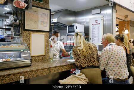 Palma, Spagna. 8 giugno 2020. Clienti in un bar del mercato Mercat de l'Olvivar. Dal 08.06.2020, nella 'fase 3' del relax delle misure corona, i negozi potranno ammettere più pubblico, sarà possibile consumare nei ristoranti e presso i banconi bar, tra l'altro. Credit: Clara Margais/dpa/Alamy Live News Foto Stock